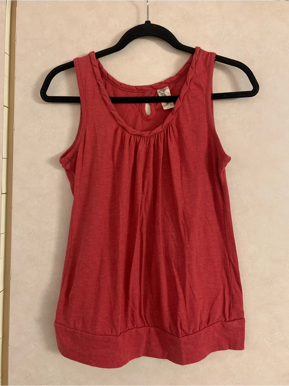 Women’s Sleeveless Scoop Neck Tank Top